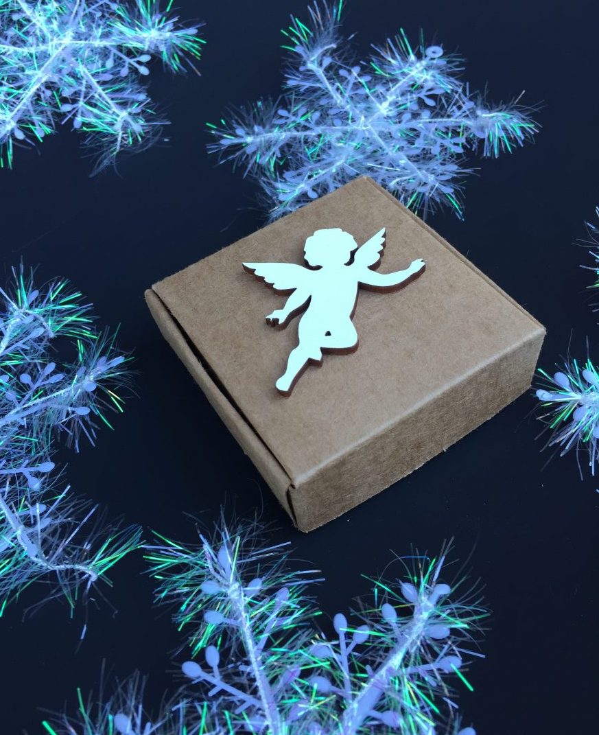 Kalėdiškai dekoruota dovanų dėžutė