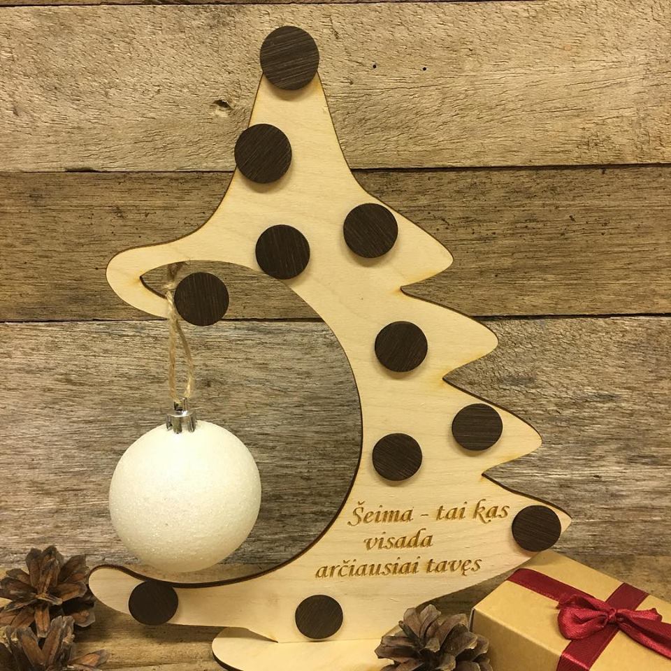 Kalėdinės dekoracijos, medinė eglutė su graviruotu tekstu